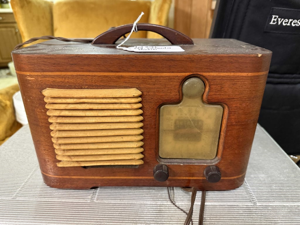 VTG DETROLA RADIO (DOES POWER ON)