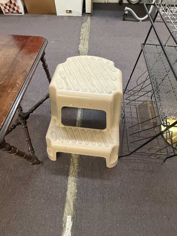 GROUPING OF WIRE SHELVING & STEP STOOL - Image 2