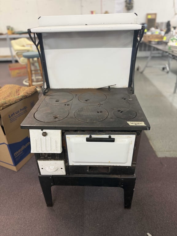ANT. CAST IRON WOOD BURNING STOVE