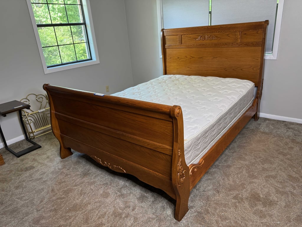5 pc Vaughn queen bedroom suite  - Image 2
