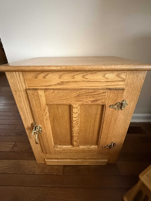 VTG WHITE CLAD SOLID OAK ICE BOX STYLE END TABLE