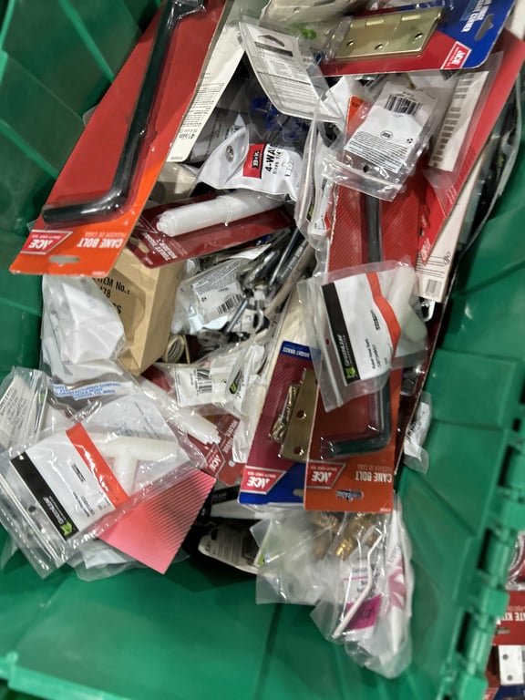 Tote of nylon hose barb, outlet covers, gate kits, hinges, U bolts, etc - Image 4