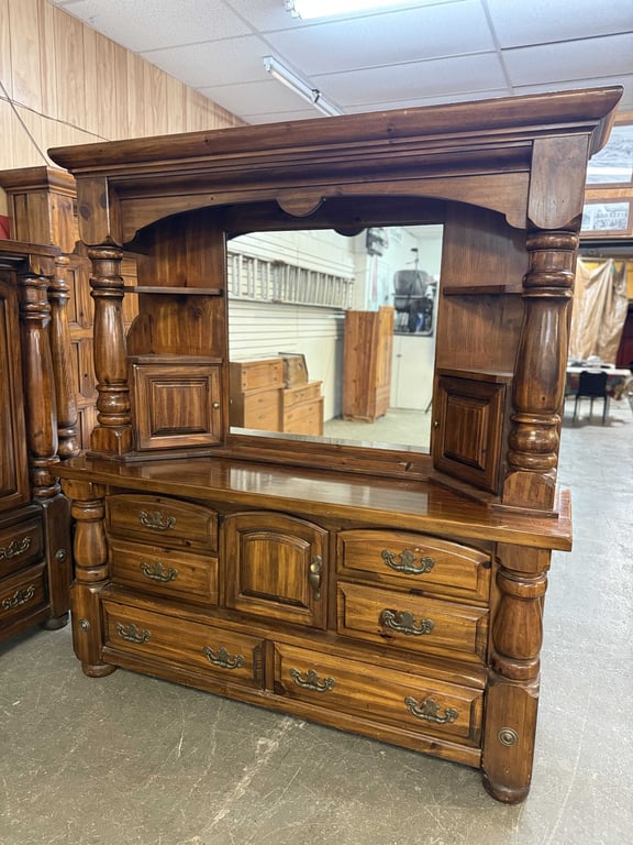 4 PC SOLID PINE HIGH PANEL HEADBOARD & DISTINCTIVE CANNONBALL STYLE BEDROOM SUITE - Image 3
