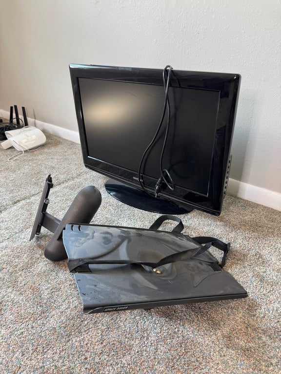 Insignia TV monitor and wall mount - Image 4