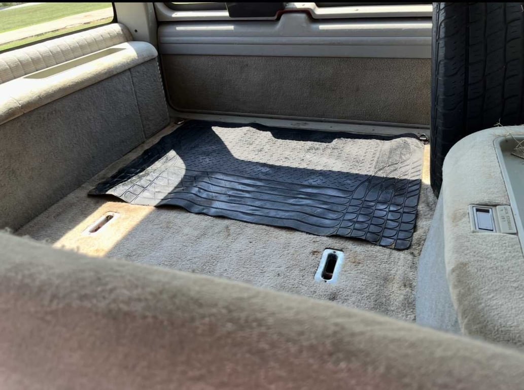 1994 Chevy Suburban 4x4 - Image 4
