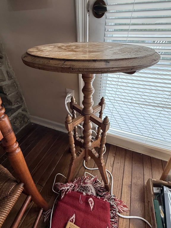 VICTORIAN STYLE ROUND ACCENT TABLE