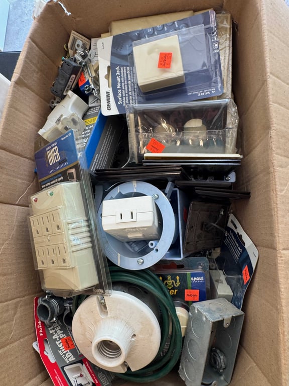 Box of misc electrical - Image 2