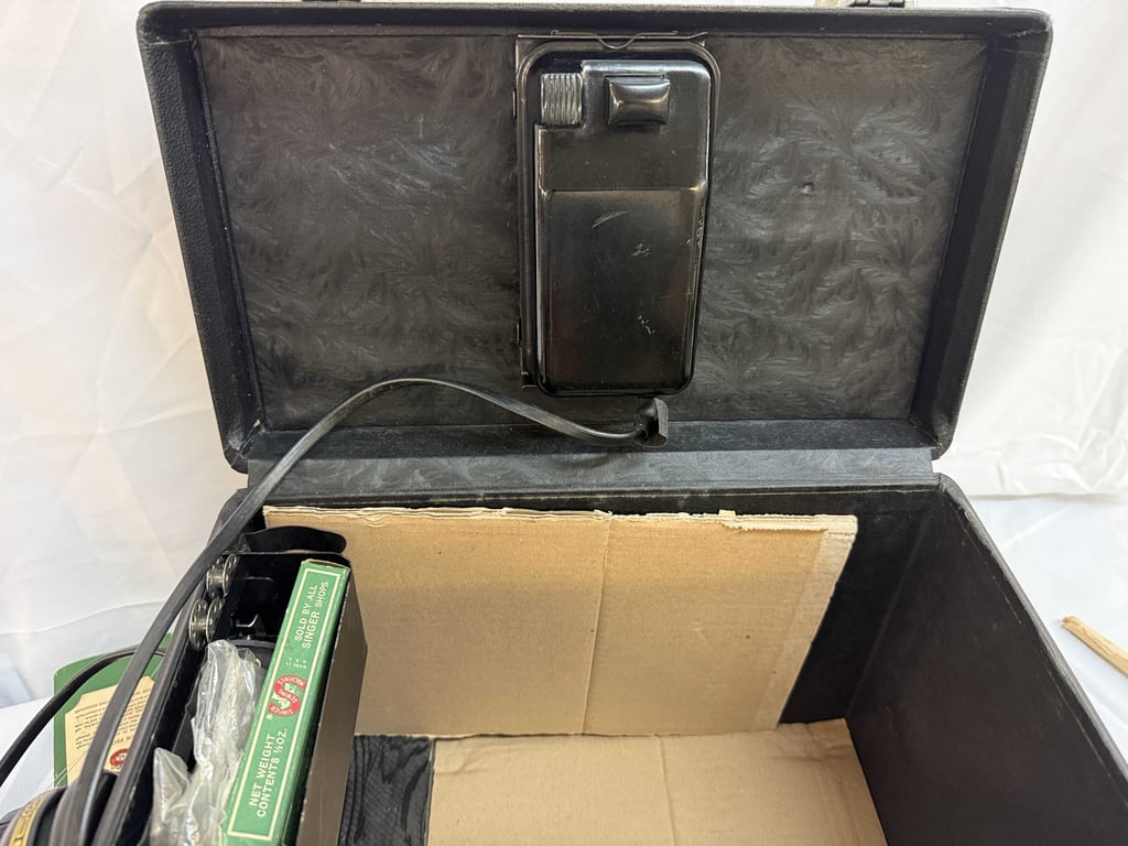 SINGER FEATHERWEIGHT 221 PERFECT PORTABLE SEWING MACHINE - Image 3