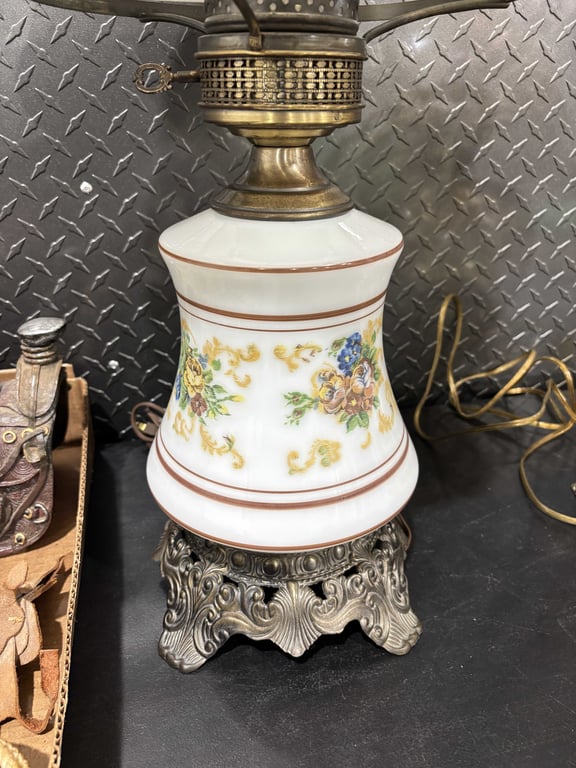 1930’s Quoizel Abigail Adams Hurricane Lamp - Image 4