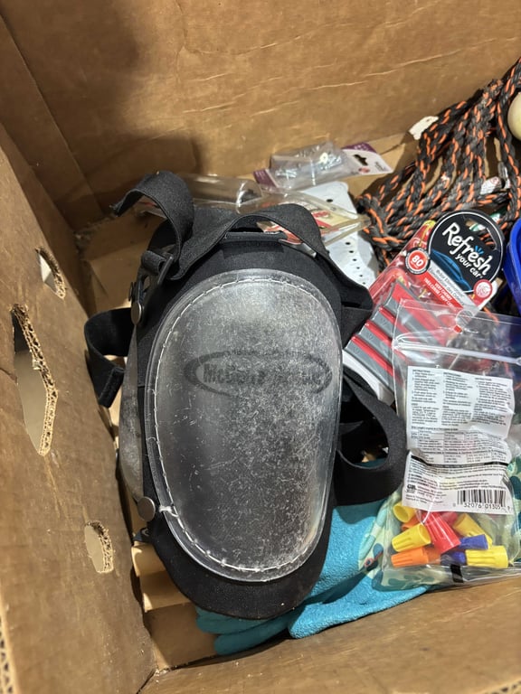 Box misc knee pads, rope, dust pans, ties - Image 2