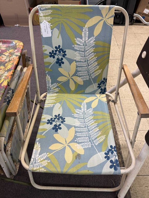 2 FOLDING CHAIRS & 2 TV TABLES - Image 3