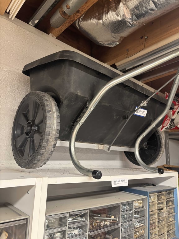 Craftsman 24" lawn spreader - Image 2