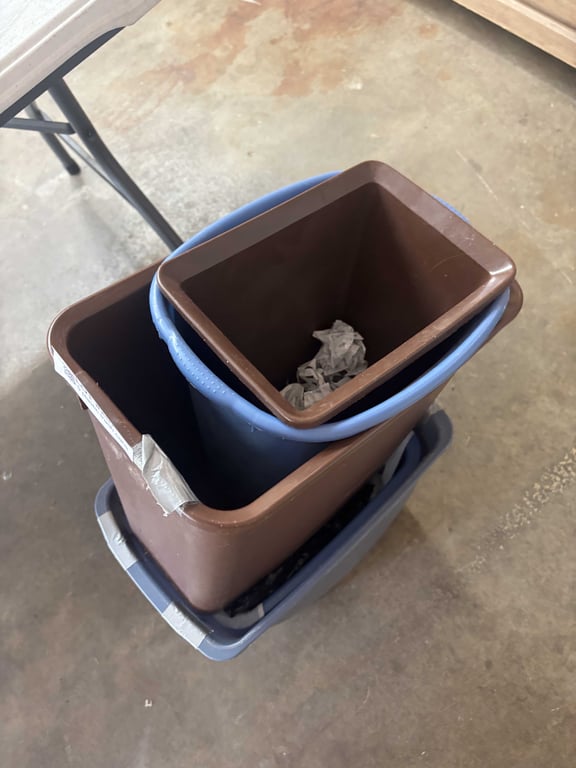 5 plastic trash cans - Image 2