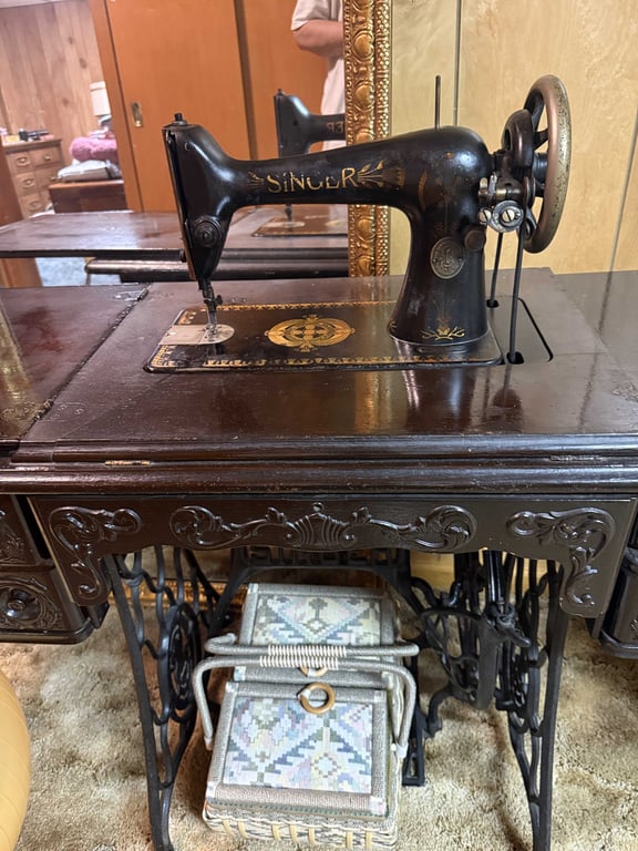 VTG SINGER SEWING MACHINE W/ ORNATE GOLD "RED EYE" - Image 2
