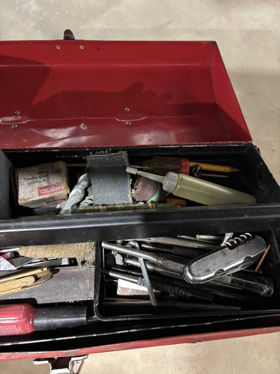 Red Metaal Toolbox with Misc Tools - Image 3