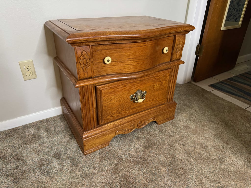 5 pc Vaughn queen bedroom suite  - Image 3