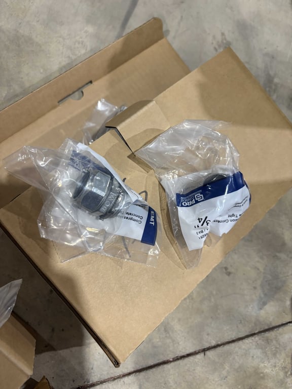 Tote of unions, connectors, couplings, etc - Image 5