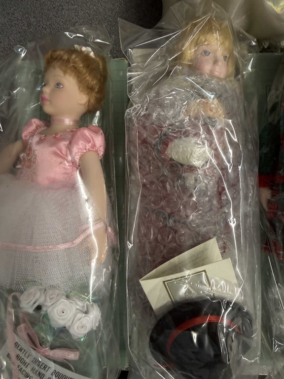 GROUPING OF AVON DOLLS - Image 2