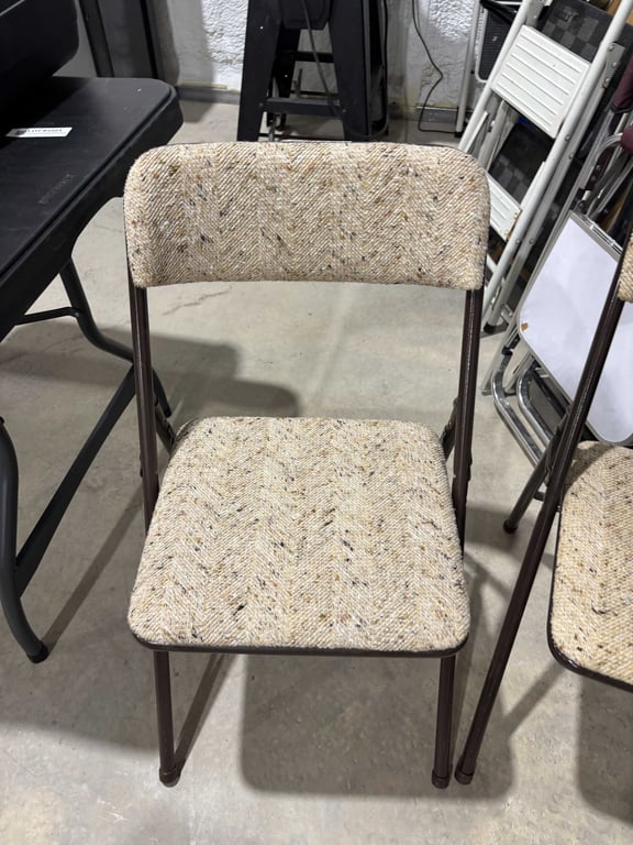2 folding chairs - Image 2