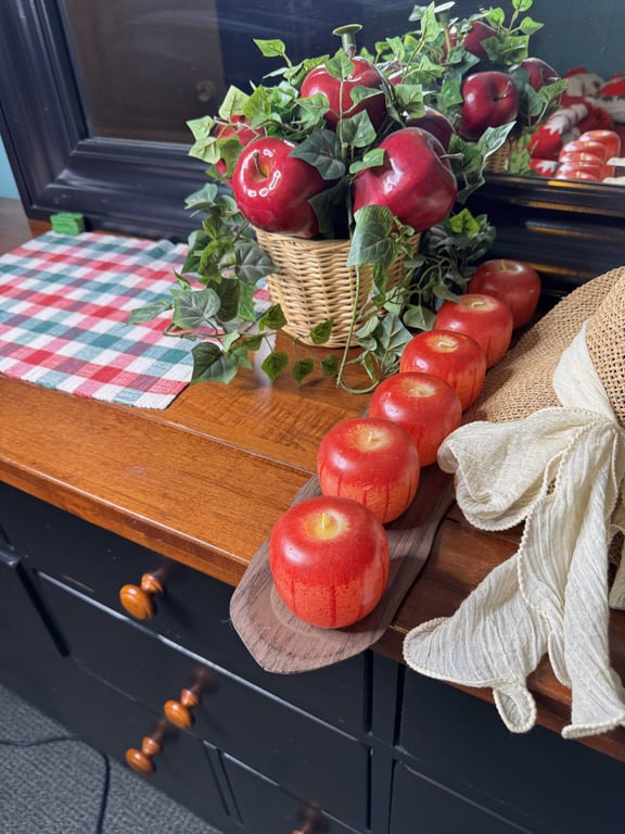 Misc apple decor, artificial plant, straw hat - Image 6