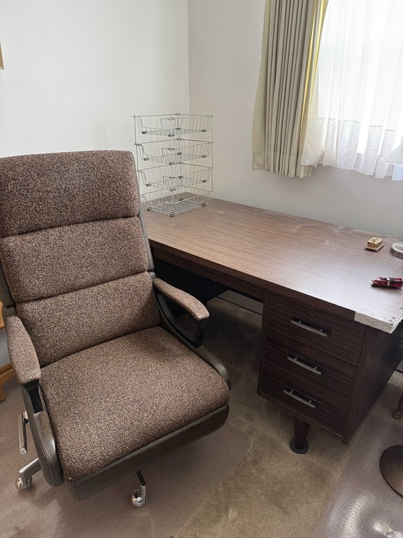 DESK W/CHAIR - Image 2