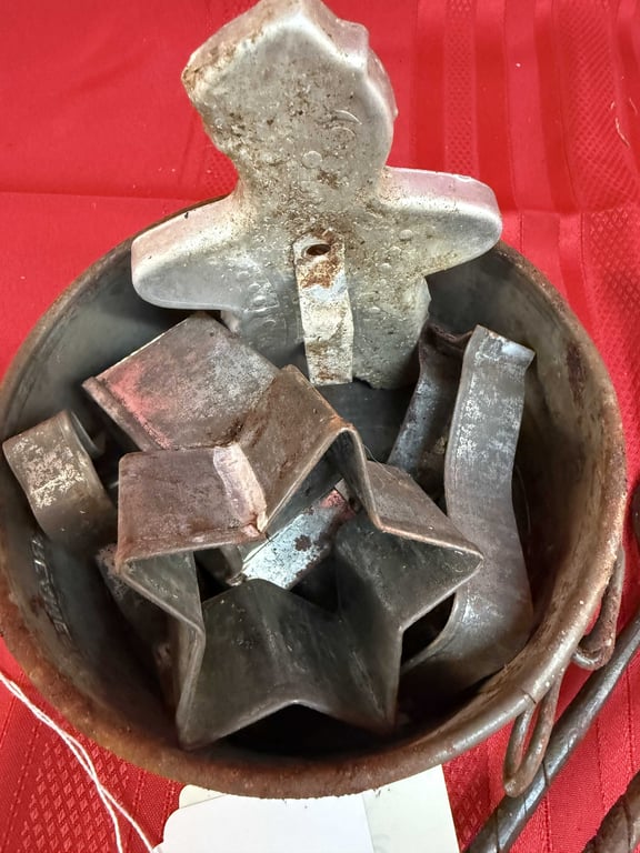 VTG HAND FORGED IRON & BRASS KITCHEN DECOR W/TIN OF COOKIE CUTTERS - Image 2