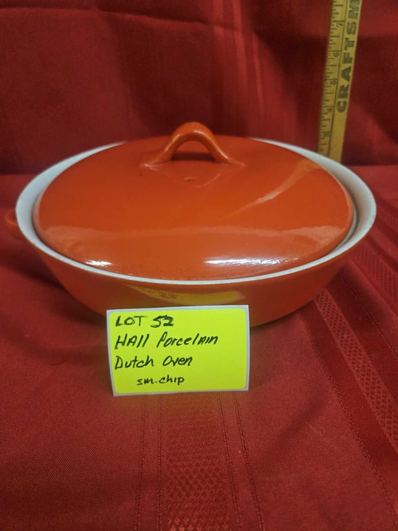 HALL PORCELAIN DUTCH OVEN (SM CHIP)