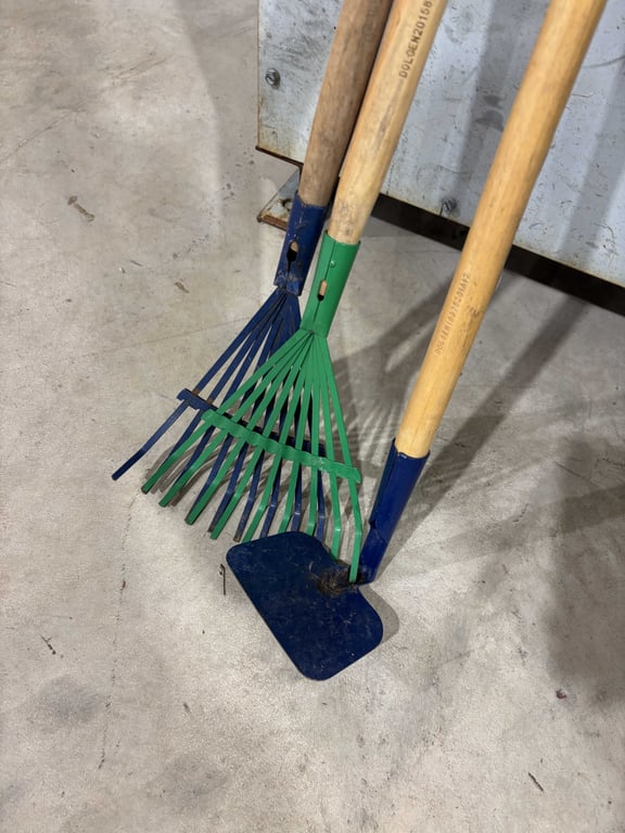 3 kids size garden tools - Image 2