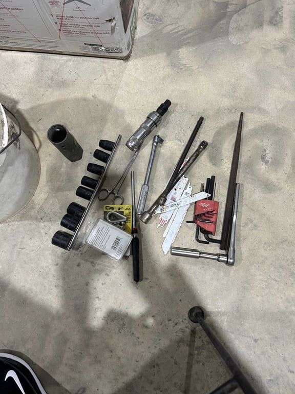 5 gal bucket full of misc tools and sockets - Image 3