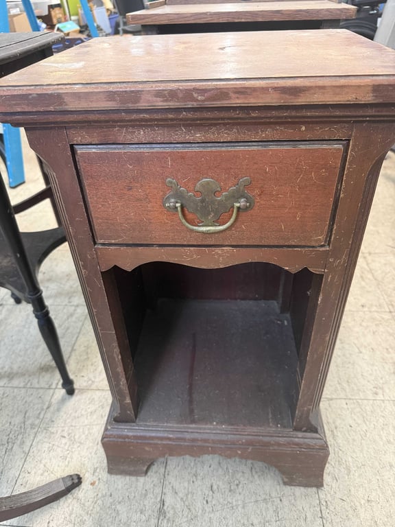 GROUPING OF 7 VTG TABLES - Image 3
