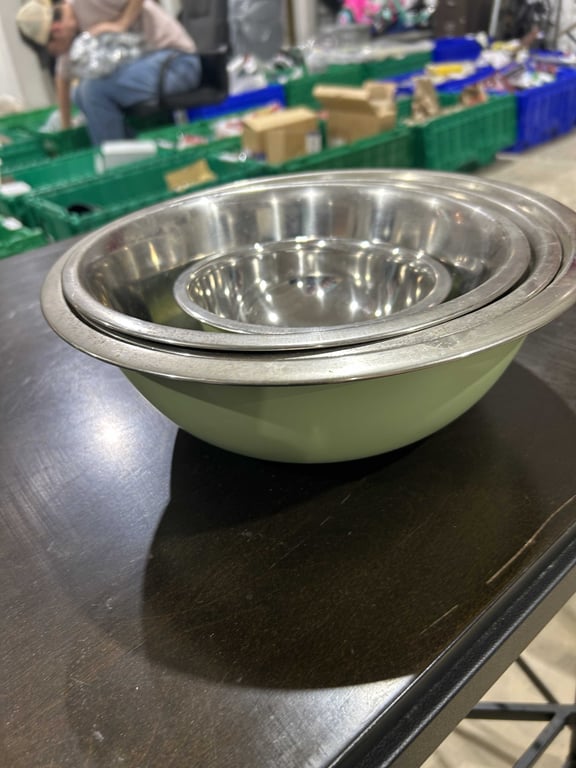 Basket of stainless steel kitchen bowls and rack - Image 3