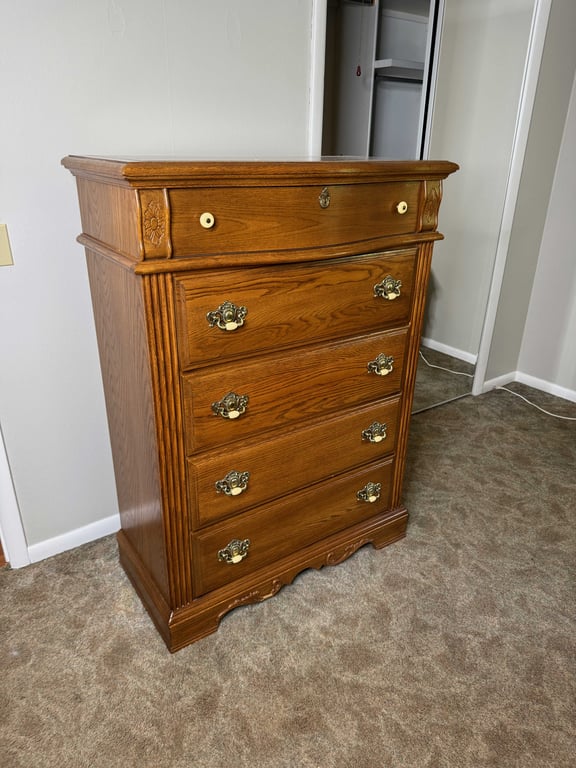 5 pc Vaughn queen bedroom suite  - Image 6