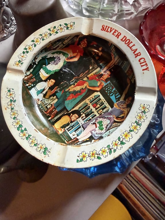GROUPING OF ASHTRAYS