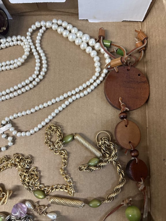 Costume Jewelry Assortment - Image 5