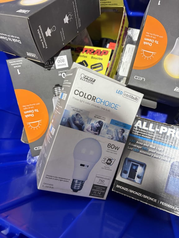Tote of light bulbs - Image 4