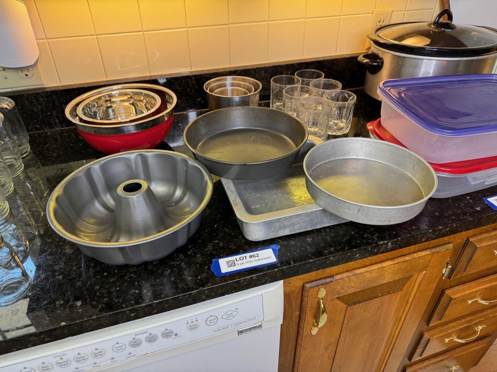 4 pc misc bakeware