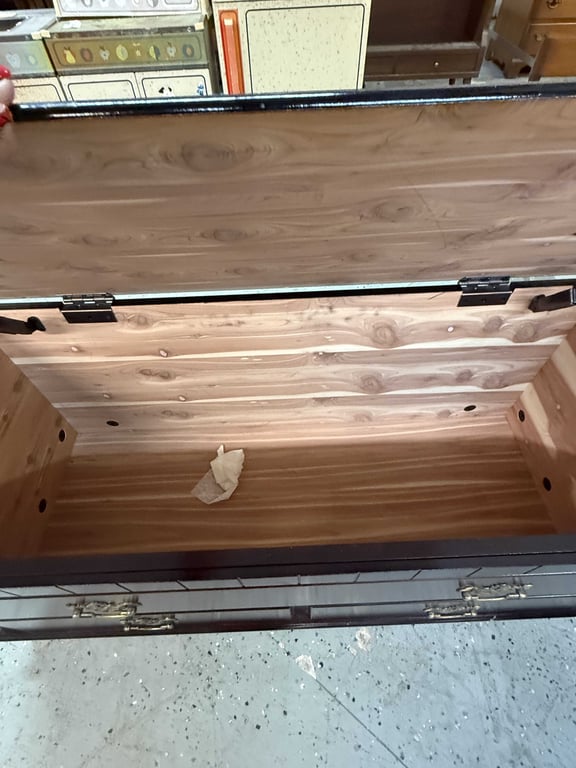 CEDAR CHEST W/PADDED TOP - Image 2