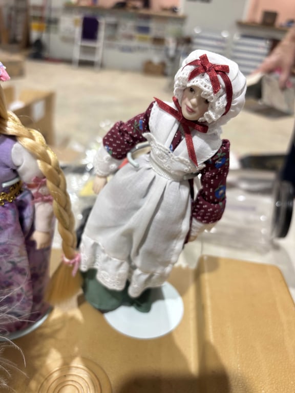 3 Figurines - Image 3
