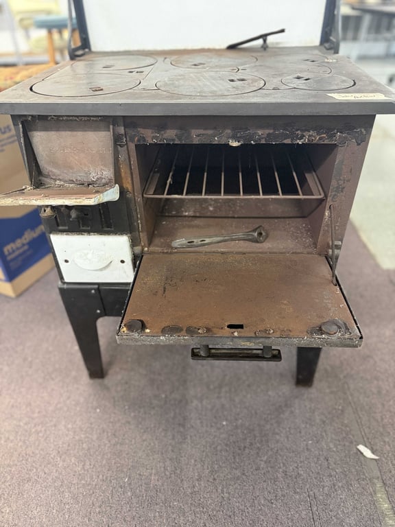 ANT. CAST IRON WOOD BURNING STOVE - Image 3