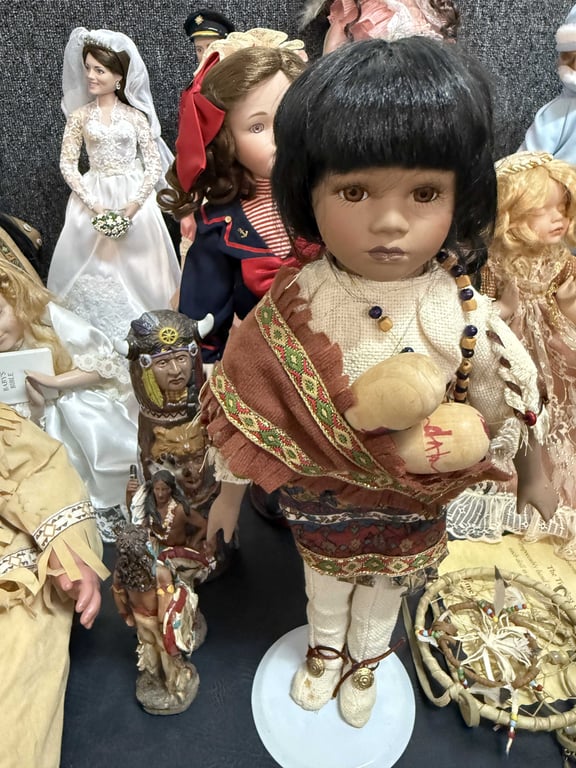 GROUPING OF PORCELAIN INDIAN DOLLS - Image 5