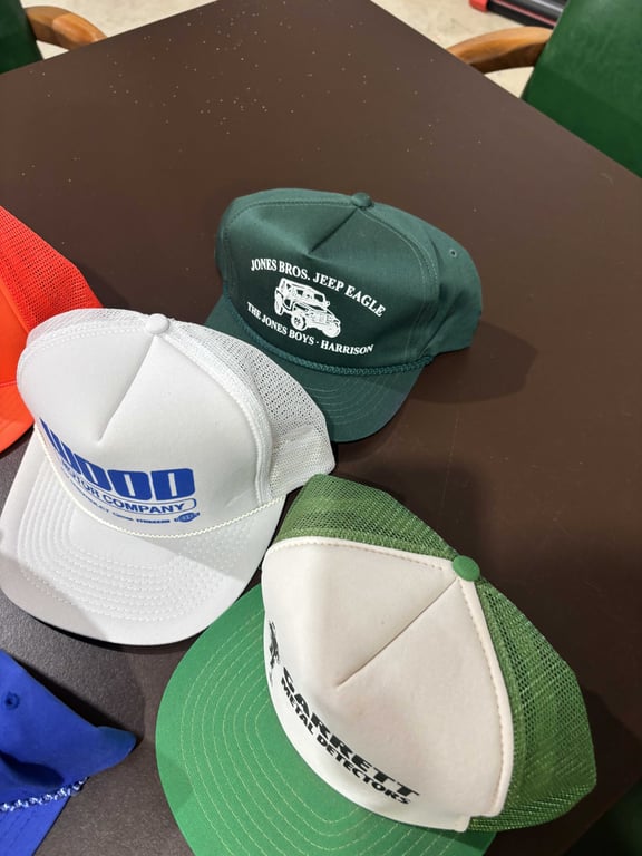 6 new vintage caps - Image 2