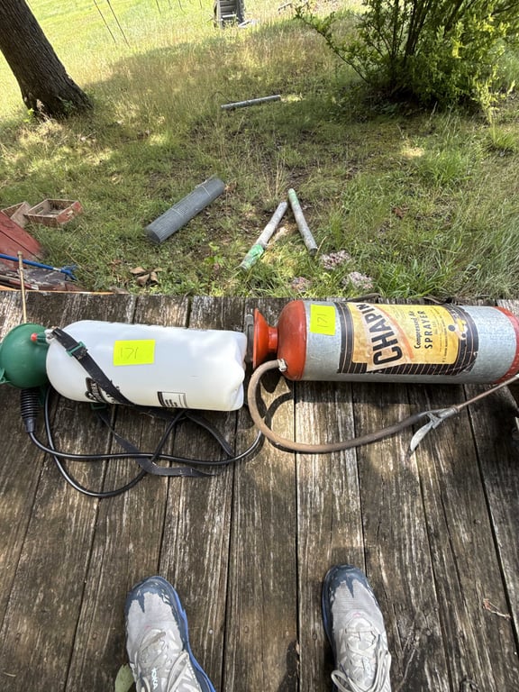4 Garden Sprayers - Image 3