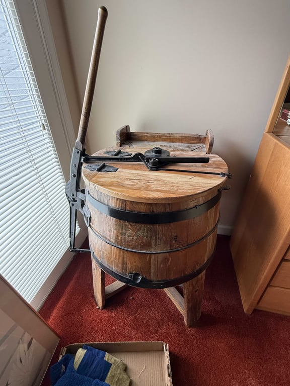1900'S WOODEN BARREL HAND-CRANK WASHNG MACHINE
