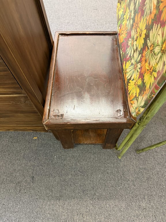 2 FOLDING CHAIRS & 2 TV TABLES