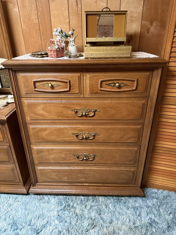 4 PC. VTG FRENCH PROVINCIAL STYLE BEDROOM SUITE - Image 3