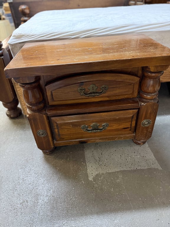 4 PC SOLID PINE HIGH PANEL HEADBOARD & DISTINCTIVE CANNONBALL STYLE BEDROOM SUITE - Image 2