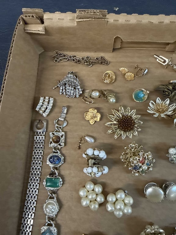 Costume Jewelry Assortment - Image 5