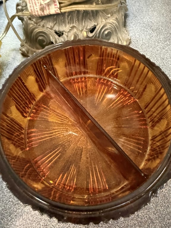 VTG AMBER PRESSED GLASS TRINKET BOX - Image 2