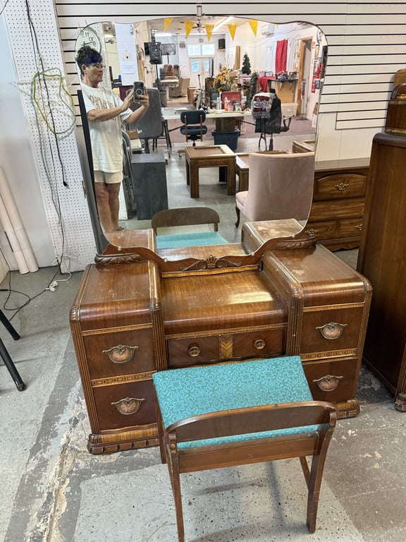 2 PC WATERFALL DRESSER & CHEST OF DRAWER - Image 2