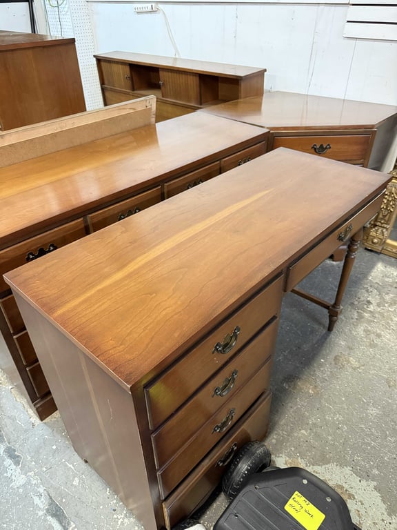 5 PC. MAPLE BEDROOM SUITE W/DESK - Image 3